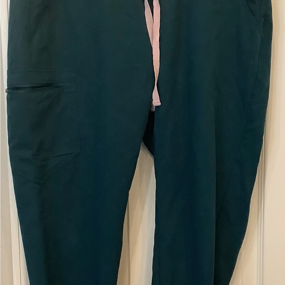 Woman’s Figs Scrub Pants